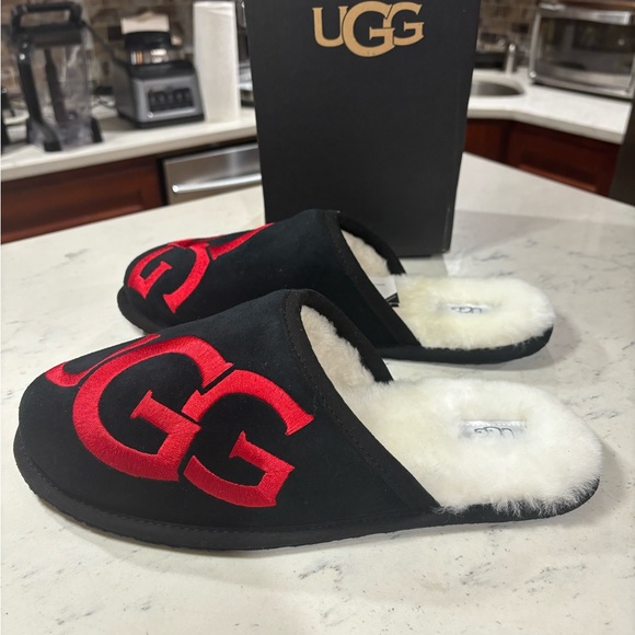 UGG Men's Scuff Logo Slipper 100% Authentic Black/Red - Picture 4 of 7